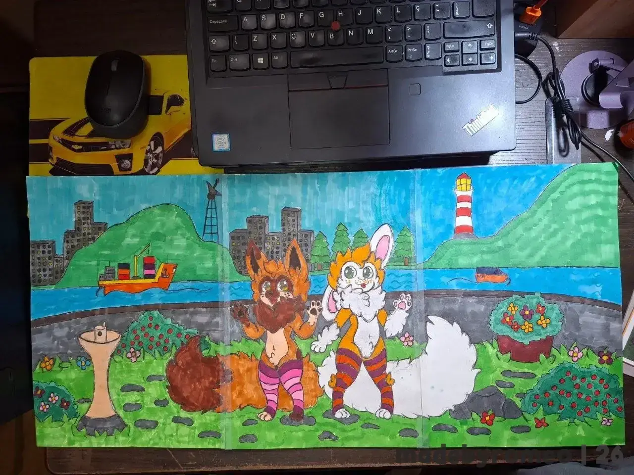 Apenas o Cannella e o Romeo numa praça. Os dois estão com meias, o Cannella está mostrando as patas e falando algo enquanto que o Romeo está acenando e mostrando a língua. Foto do desenho completo