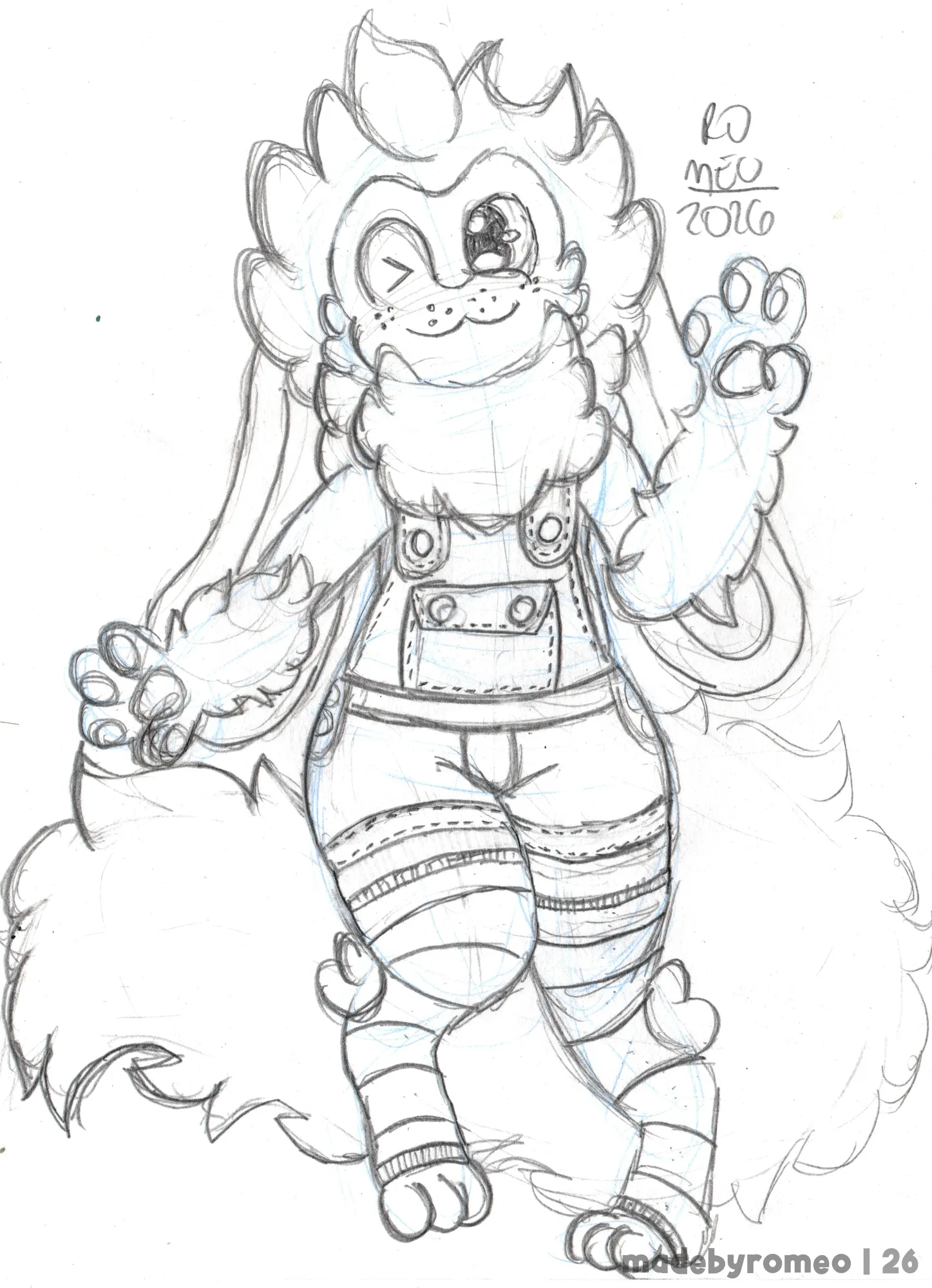 Romeo com um macacão mais curto e meias